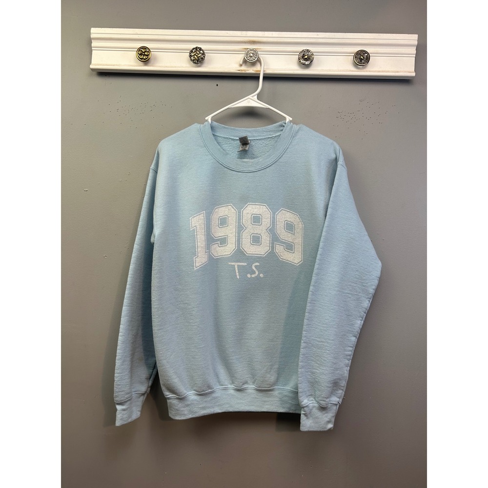 TS Taylor Swift Sweatshirt Womens Small Blue 1989 Graphic Gildan Crew Flaw